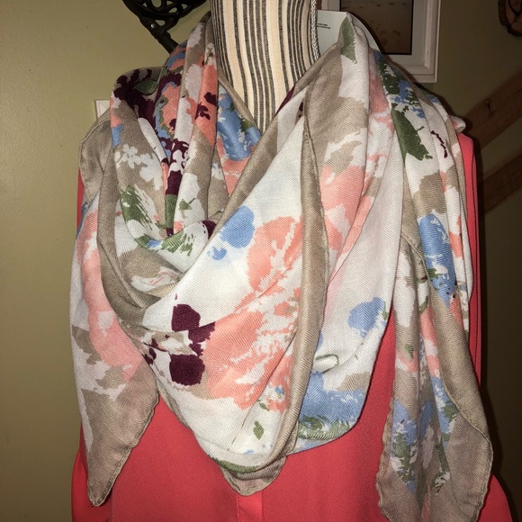 Accessories - Beautiful floral square scarf